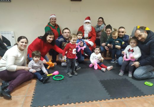 Os meniños e meniñas de Preescolar na Casa e das dúas casas niño de Frades reciben a visita de Papá Noel